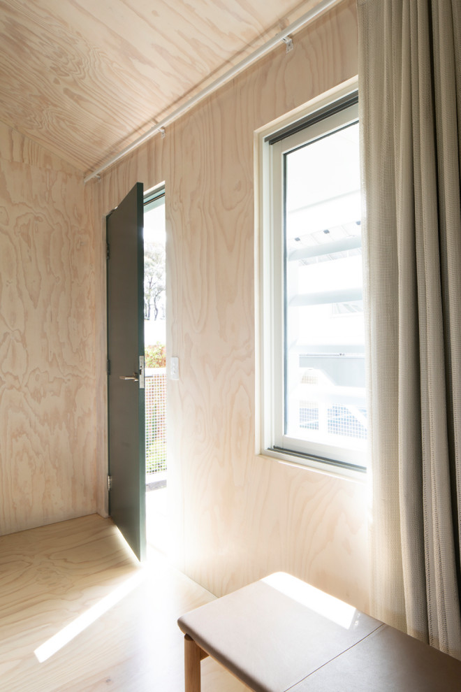 Inspiration för ett litet funkis hemmastudio, med vita väggar, målat trägolv och vitt golv