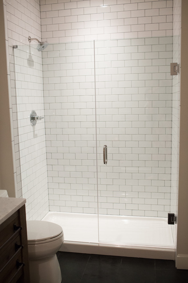 На фото: большая ванная комната в стиле неоклассика (современная классика) с серыми стенами и полом из керамической плитки с
