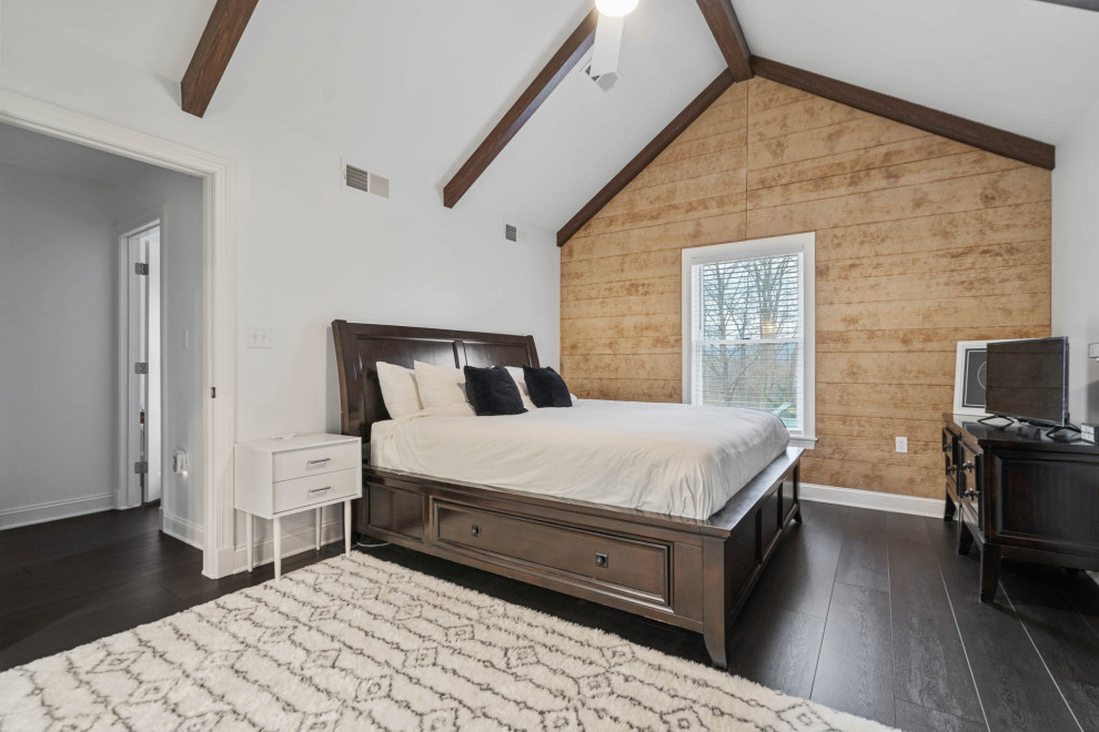 Aménagement d'une chambre parentale moderne de taille moyenne avec un mur blanc, un sol en vinyl, un sol marron, un plafond voûté et du lambris de bois.