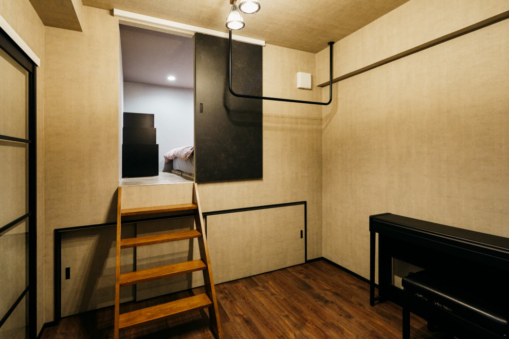 Immagine di una camera matrimoniale industriale con pareti beige e pavimento marrone
