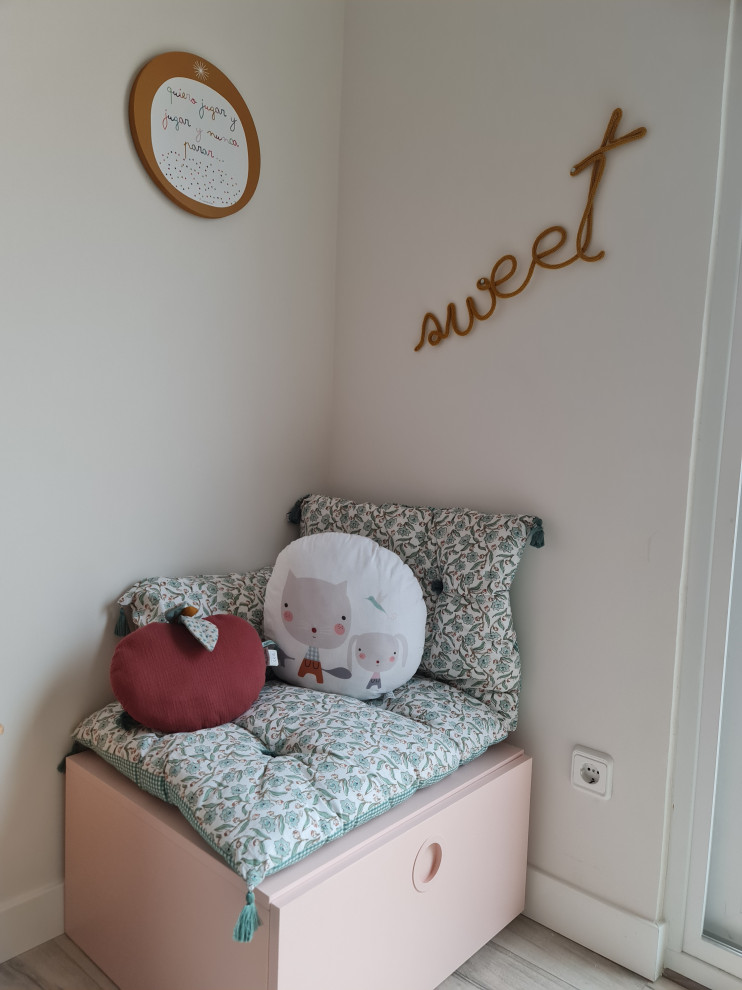 Medium sized shabby-chic style kids' bedroom for girls in Madrid.