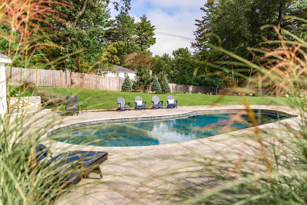 Immagine di una grande piscina classica personalizzata dietro casa