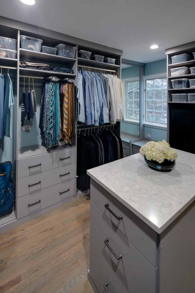 Foto de armario vestidor contemporáneo de tamaño medio con armarios con paneles lisos y puertas de armario grises