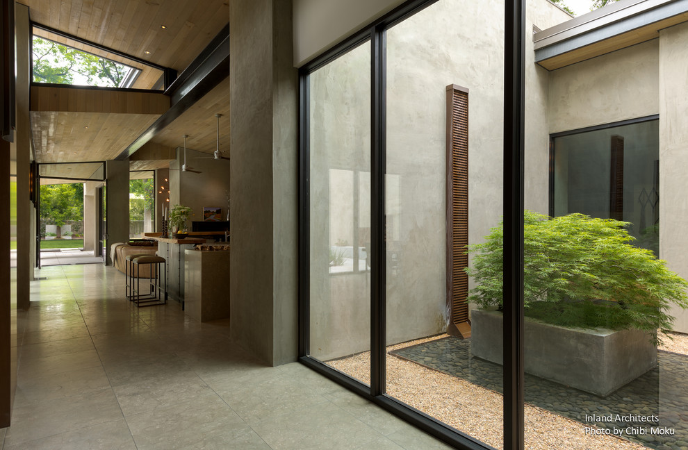 This is an example of a contemporary hallway in Los Angeles.