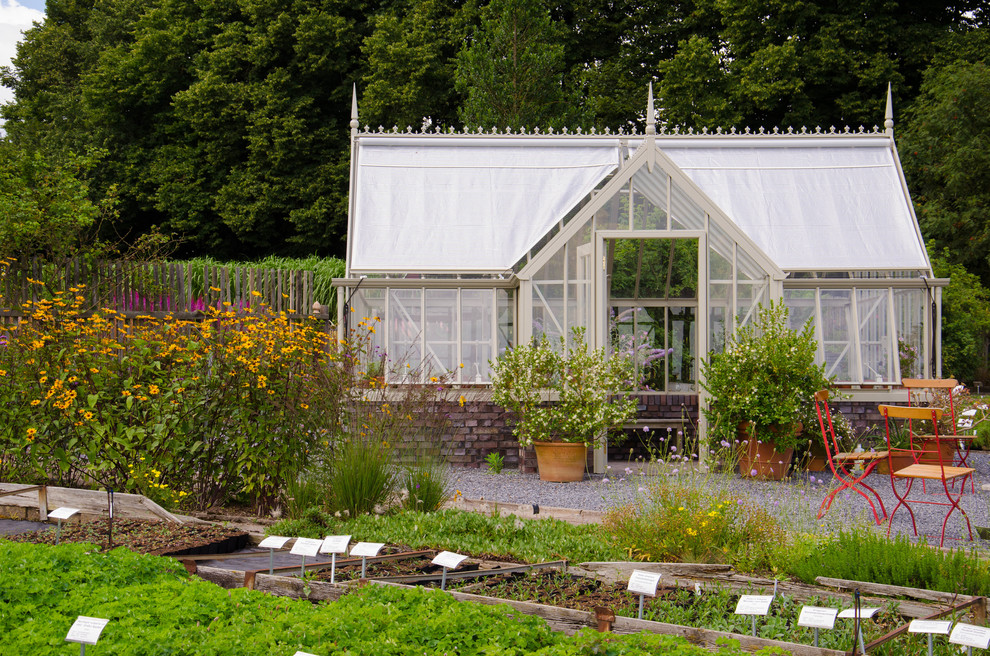 Inspiration for a large traditional detached greenhouse in Essen.