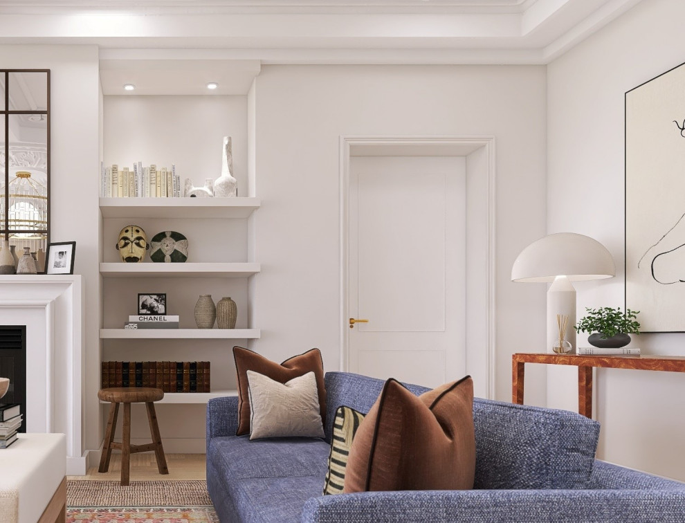 Aménagement d'un grand salon éclectique avec un mur bleu, parquet clair et un sol beige.