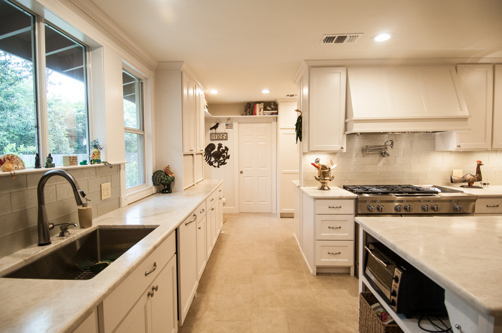 Inspiration for a transitional kitchen remodel in Austin