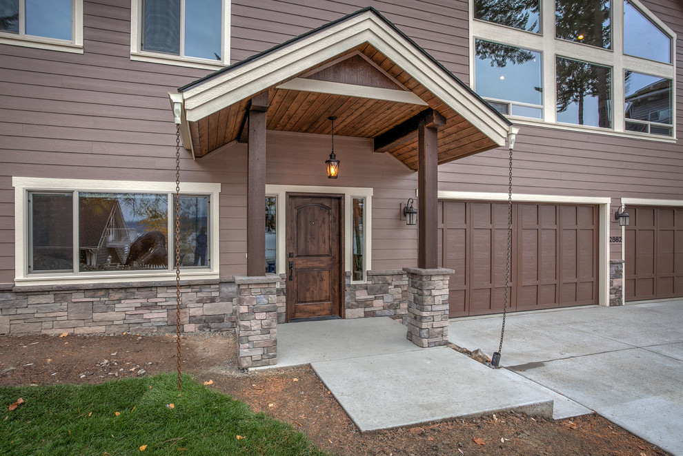 Example of a mountain style entryway design in Seattle