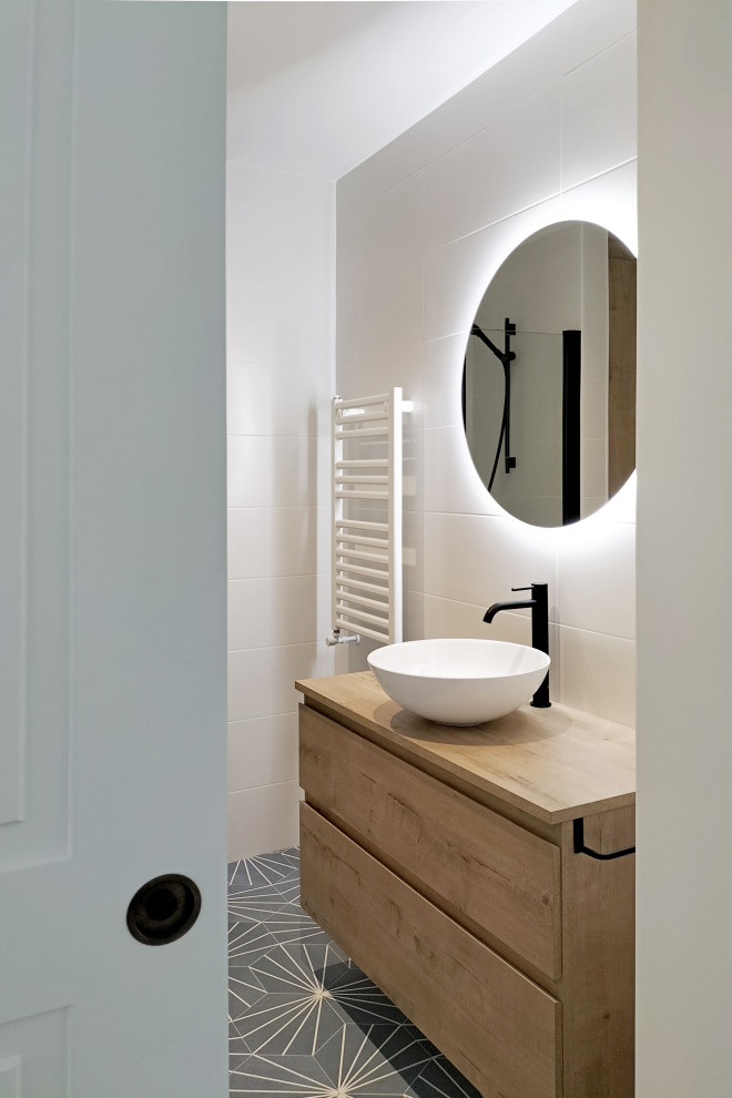 Exempel på ett litet klassiskt badrum med dusch, med vita skåp, en kantlös dusch, en vägghängd toalettstol, blå kakel, vita väggar, klinkergolv i porslin, ett fristående handfat, träbänkskiva, blått golv och dusch med gångjärnsdörr