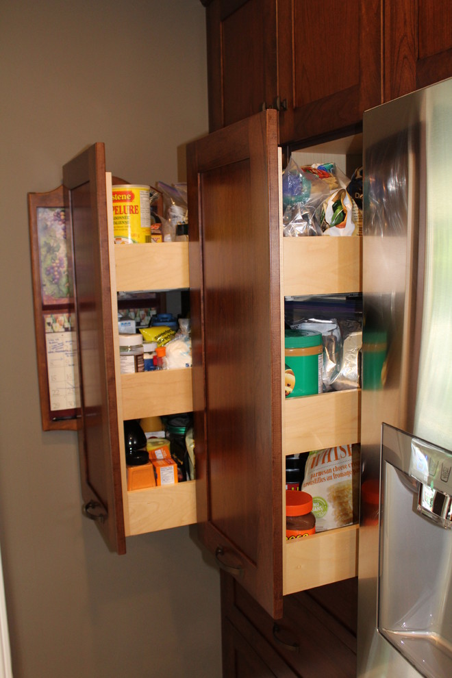 Example of a transitional home design design in Toronto