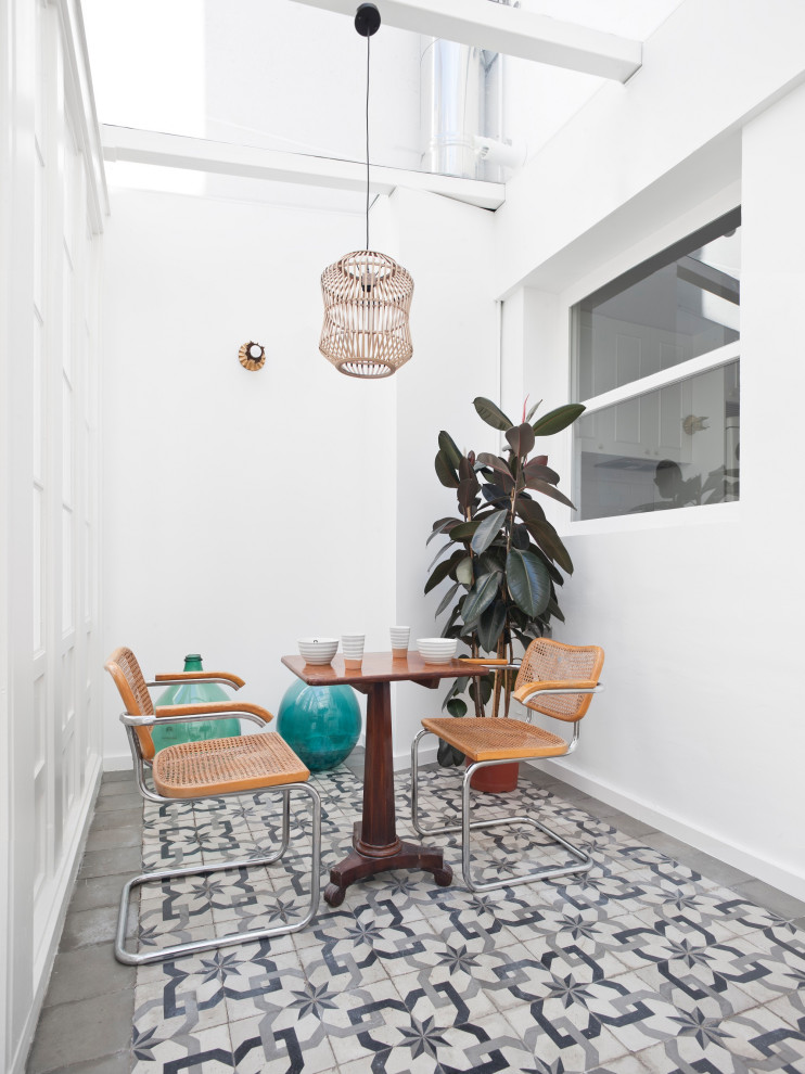 Foto de comedor escandinavo cerrado con paredes blancas y suelo gris
