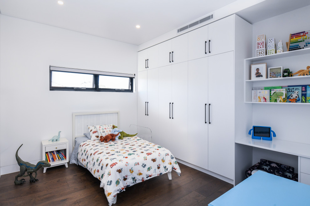 Großes Modernes Kinderzimmer mit weißer Wandfarbe, braunem Holzboden und braunem Boden in Sydney