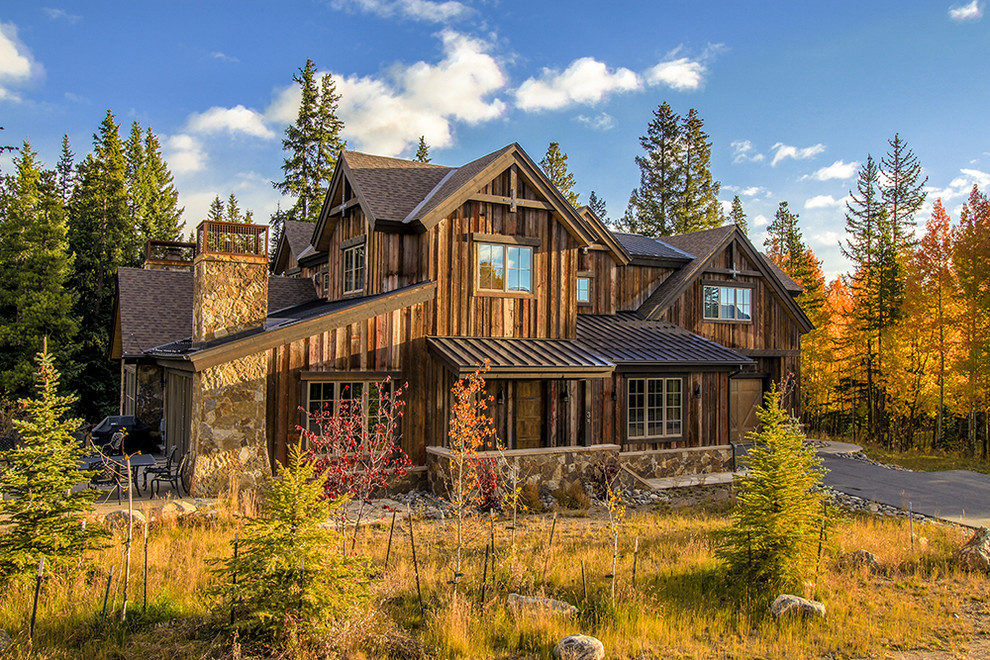 Example of a mountain style home design design in Denver