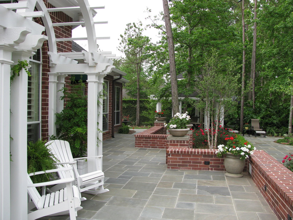 This is an example of a traditional garden in Houston with natural stone pavers.