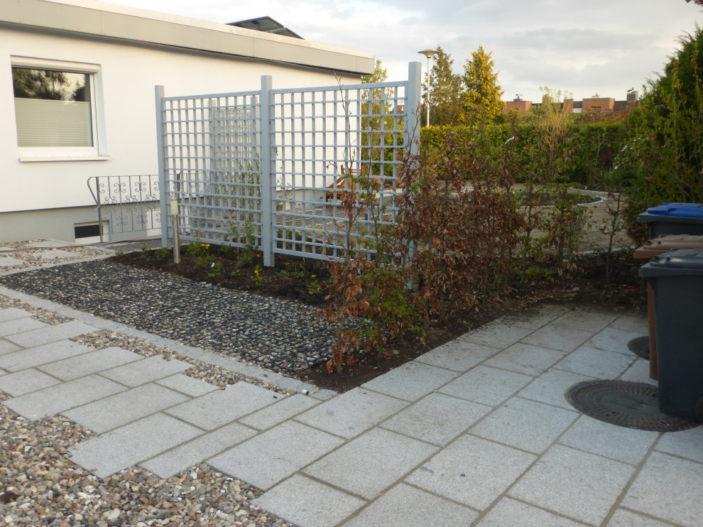 Immagine di un privacy in giardino nordico esposto in pieno sole di medie dimensioni e davanti casa in primavera con recinzione in legno