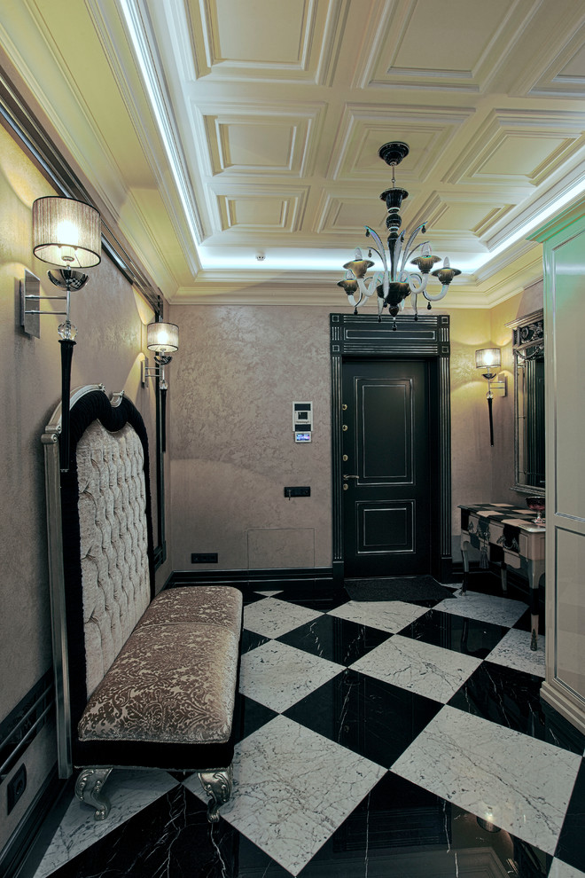 Inspiration for a traditional entryway in Moscow.