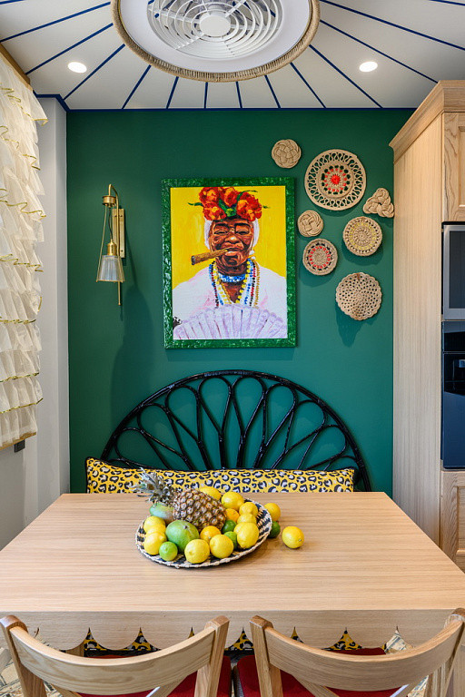 Кухня с кубинской дамой