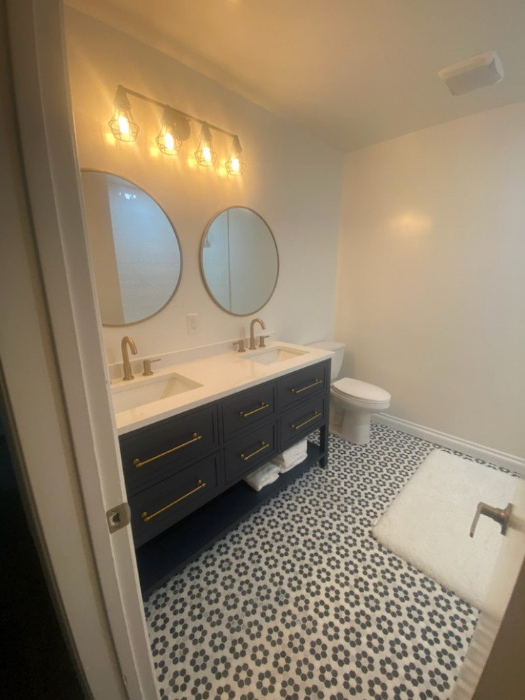 Foto på ett funkis vit en-suite badrum, med möbel-liknande, blå skåp, ett platsbyggt badkar, en dusch/badkar-kombination, vit kakel, keramikplattor, beige väggar, mosaikgolv, ett integrerad handfat, bänkskiva i täljsten och med dusch som är öppen