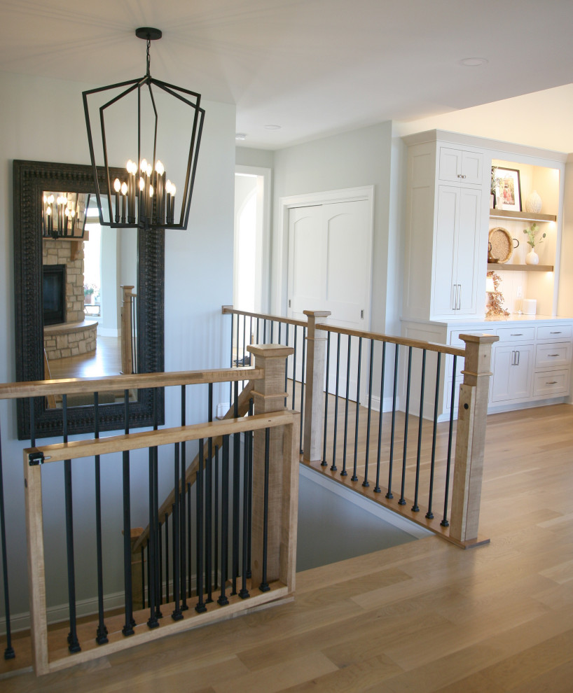 Cette photo montre un escalier peint scandinave en U de taille moyenne avec des marches en bois et un garde-corps en bois.
