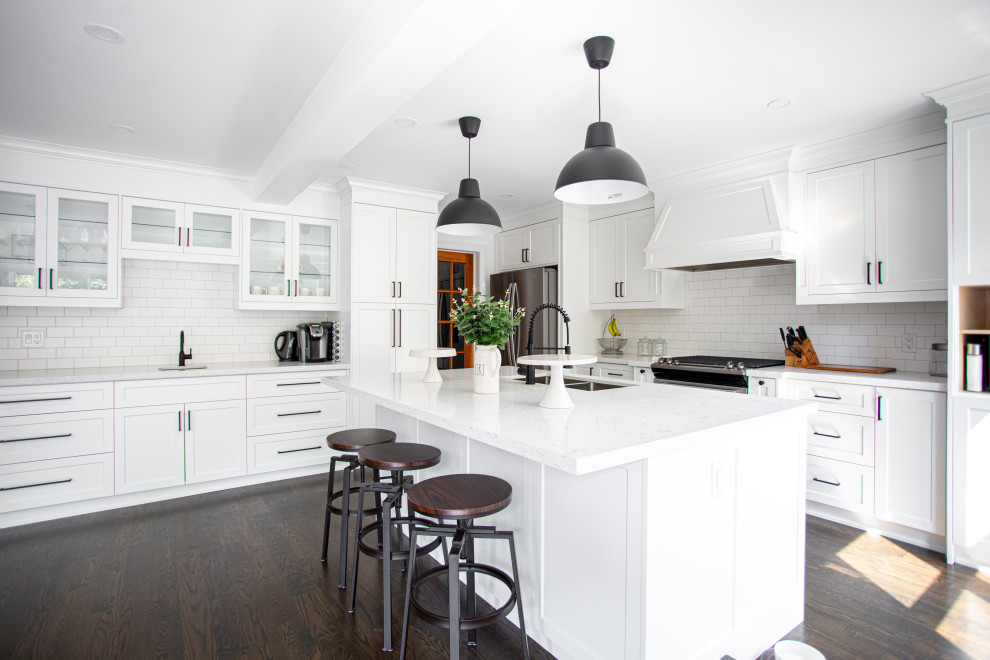Transitional kitchen photo in Toronto