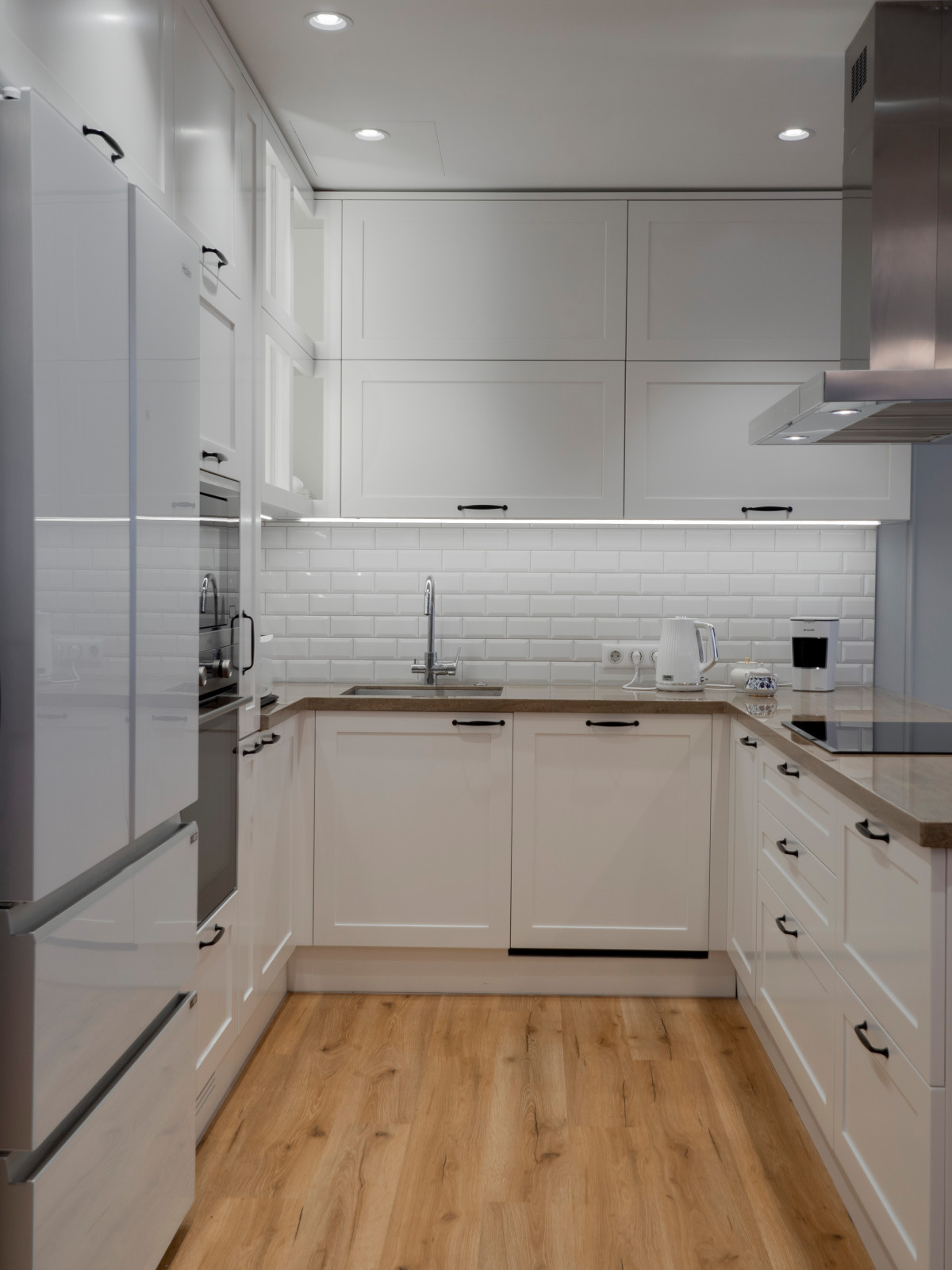 Стильная неоклассическая кухне в белом цвете