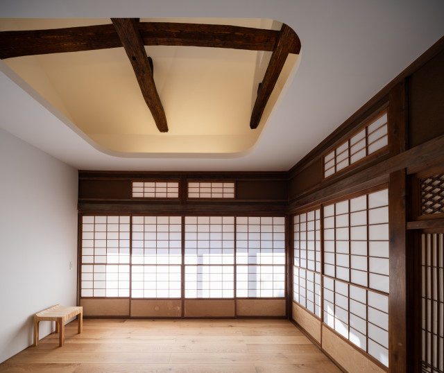 小山の二世帯平屋 〜通り土間が家族を継なぐ〜 japanisch-modern-schlafzimmer