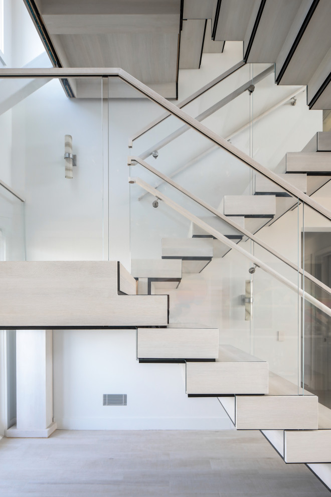 Источник вдохновения для домашнего уюта: п-образная деревянная лестница среднего размера в морском стиле с деревянными ступенями и стеклянными перилами