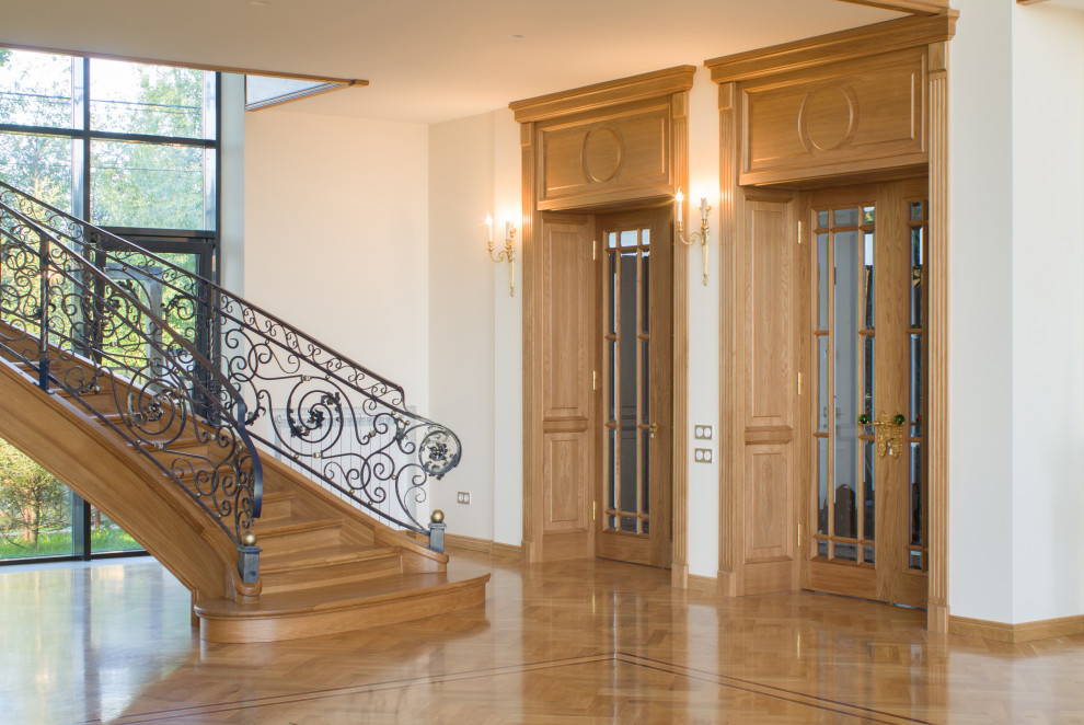 Двери дубовые с элементами резьбы