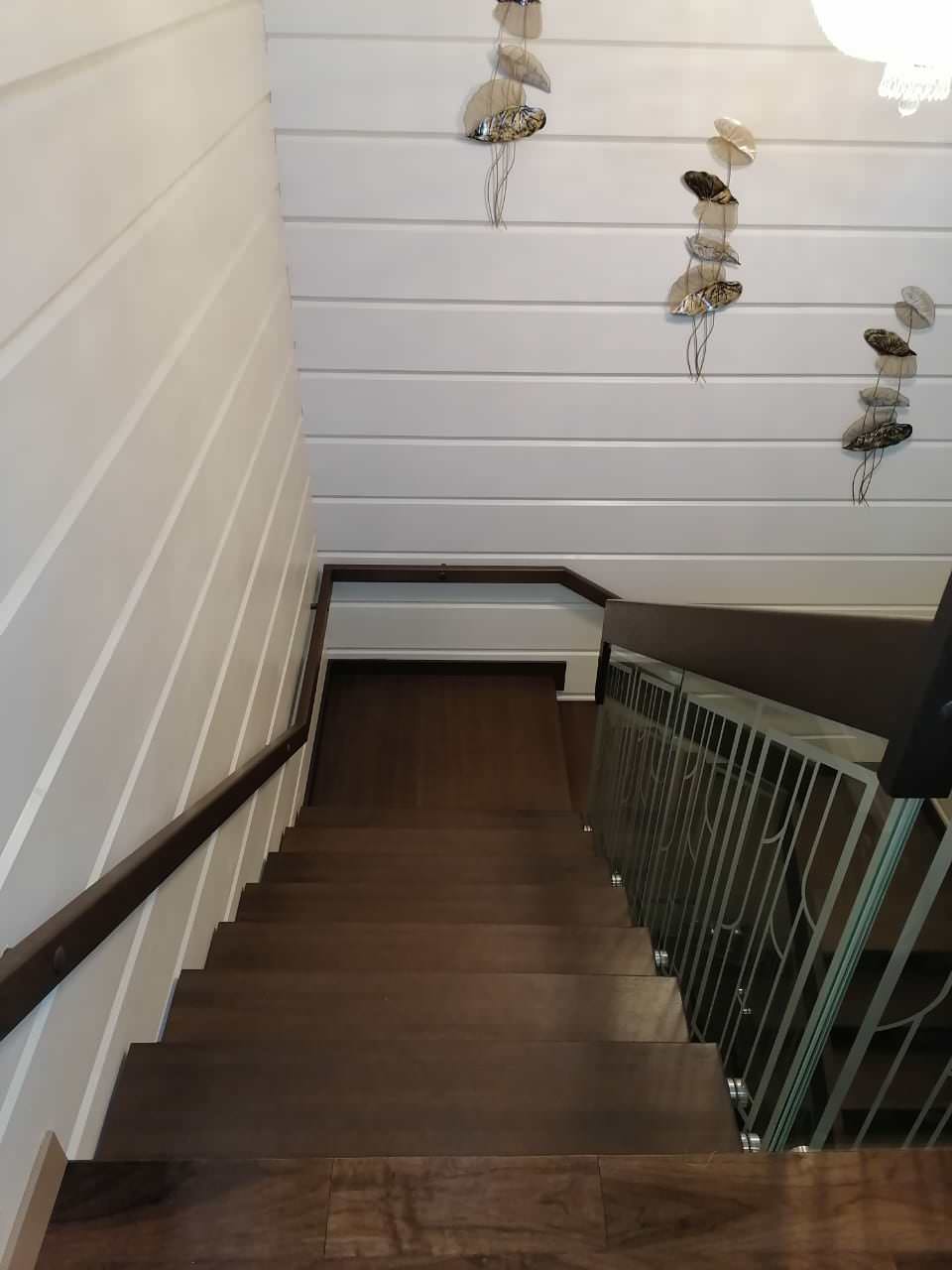 Лестница на металлокаркасе со перилами из стекла