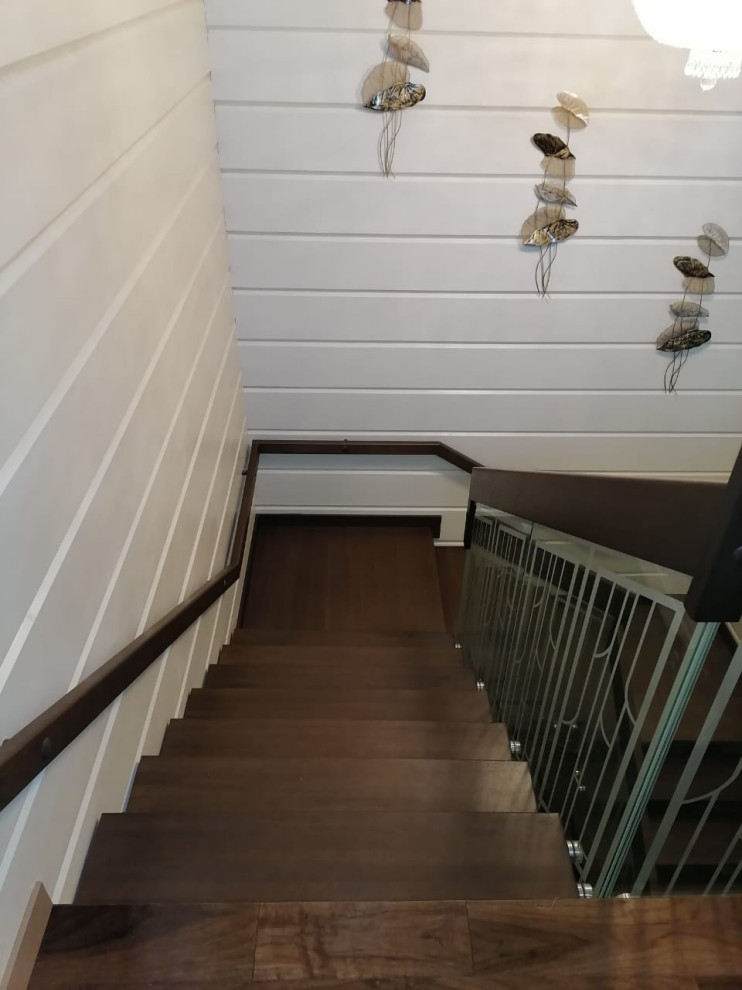 Лестница на металлокаркасе со перилами из стекла