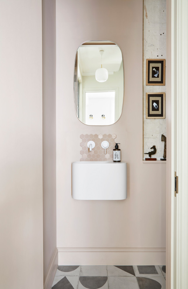 Idéer för små funkis toaletter, med rosa kakel, rosa väggar, klinkergolv i porslin och ett väggmonterat handfat