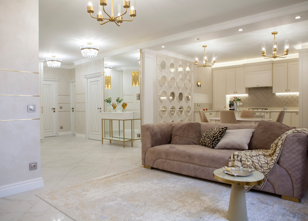 Immagine di un grande soggiorno tradizionale con pareti beige, pavimento in gres porcellanato, TV a parete e pavimento bianco