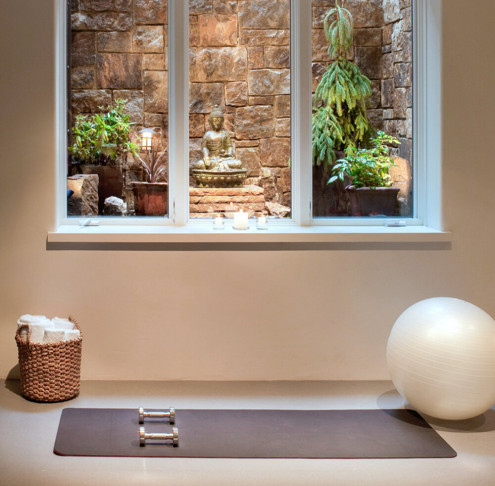 Foto di uno studio yoga minimal di medie dimensioni con pareti beige e moquette
