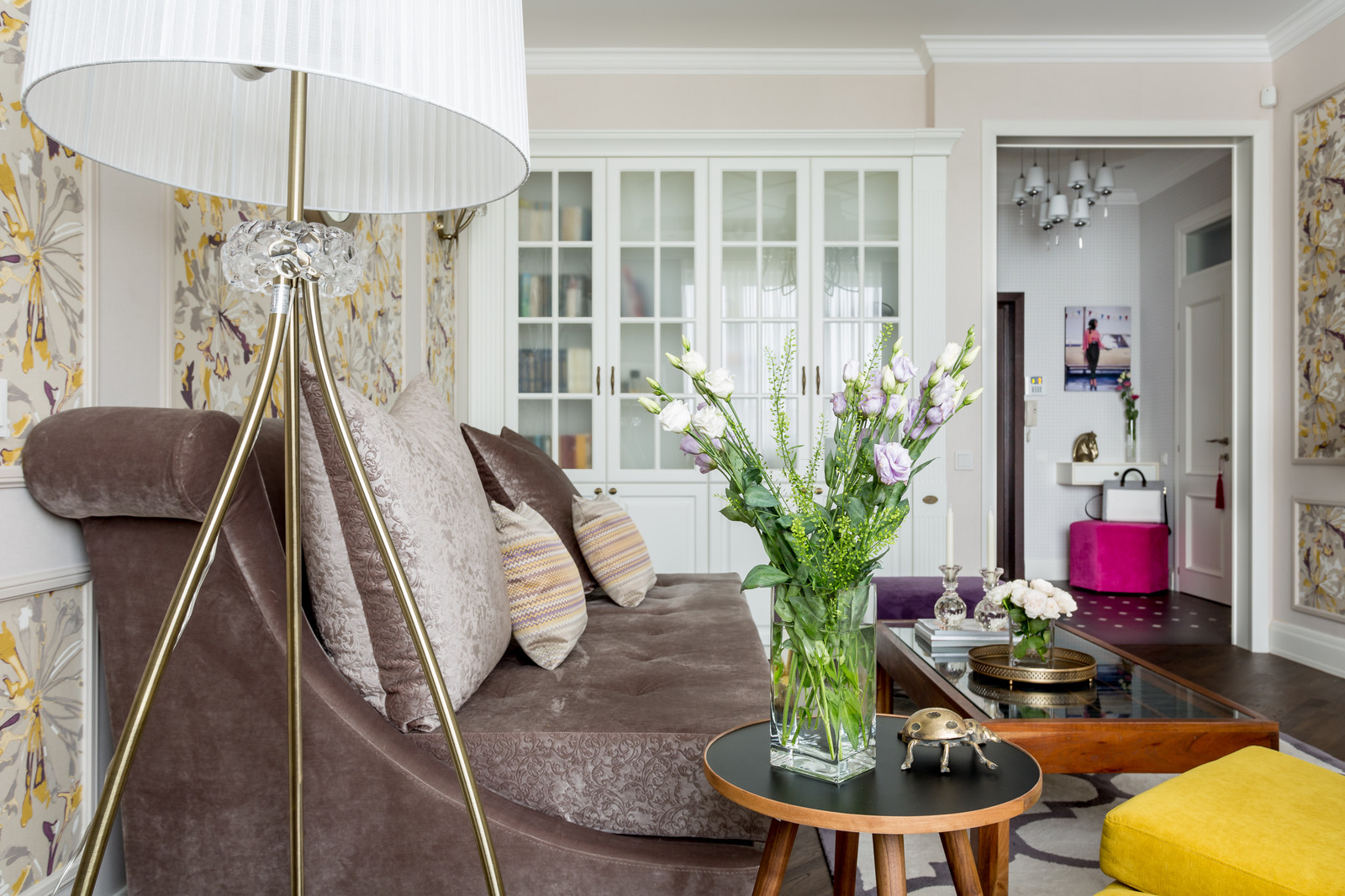 Белое, черное и яркие тона - реализованный проект квартиры в Москве.