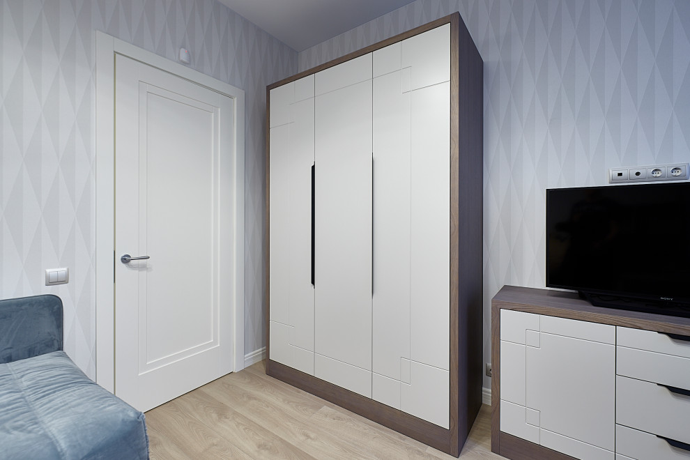 Источник вдохновения для домашнего уюта: хозяйская спальня среднего размера в стиле неоклассика (современная классика) с серыми стенами и бежевым полом