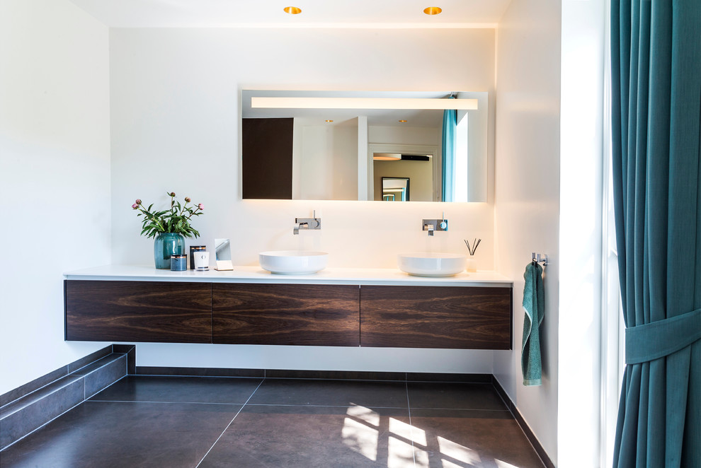 This is an example of a contemporary bathroom in Copenhagen.