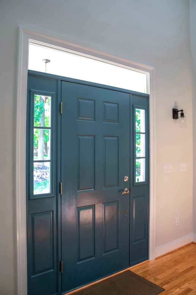 Modelo de distribuidor campestre grande con paredes grises, puerta simple, puerta azul y machihembrado