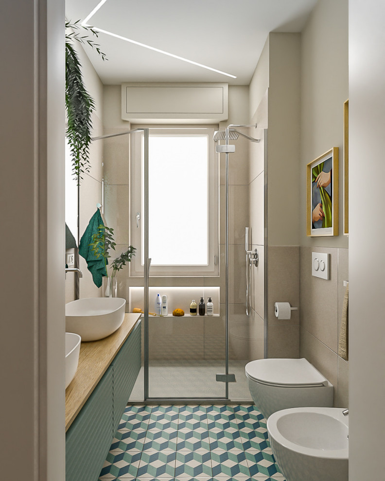 Idéer för ett litet modernt badrum med dusch, med luckor med upphöjd panel, gröna skåp, en dusch i en alkov, en toalettstol med separat cisternkåpa, beige kakel, porslinskakel, beige väggar, cementgolv, ett fristående handfat, träbänkskiva, flerfärgat golv och dusch med gångjärnsdörr
