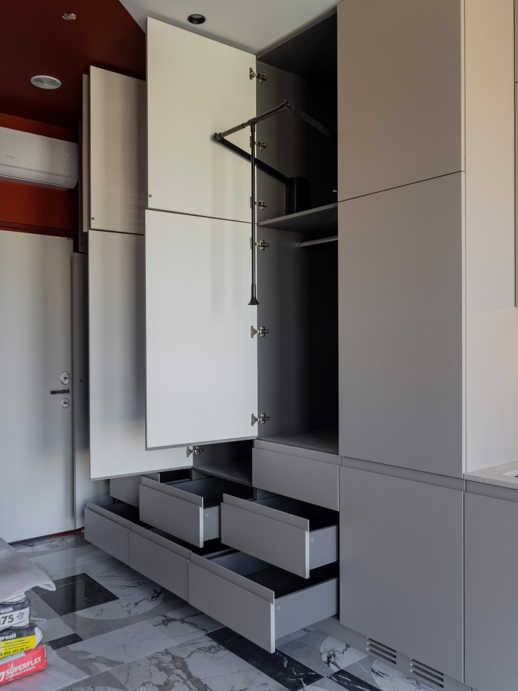 Большая стильная кухня в неоклассическом стиле в светлых тонах