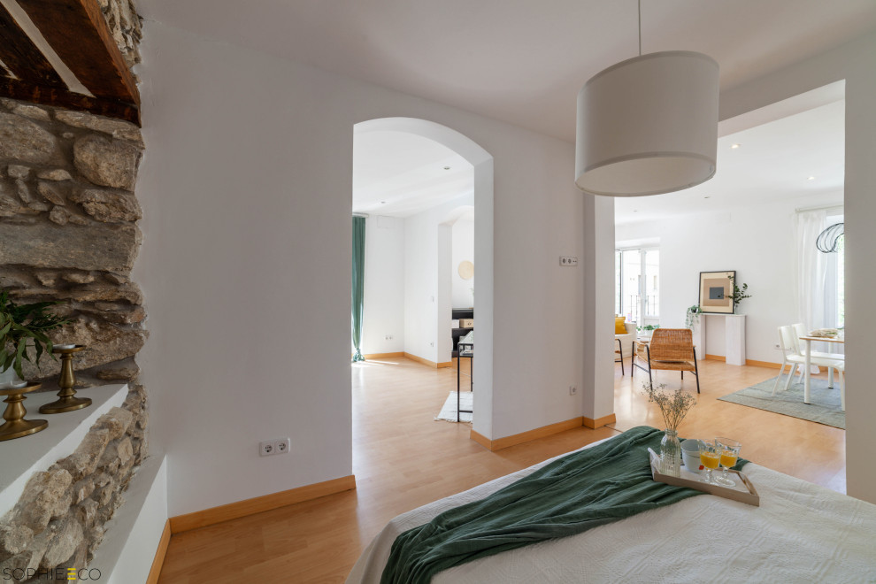 Großes Eklektisches Schlafzimmer im Loft-Style mit weißer Wandfarbe, Laminat und braunem Boden in Sonstige