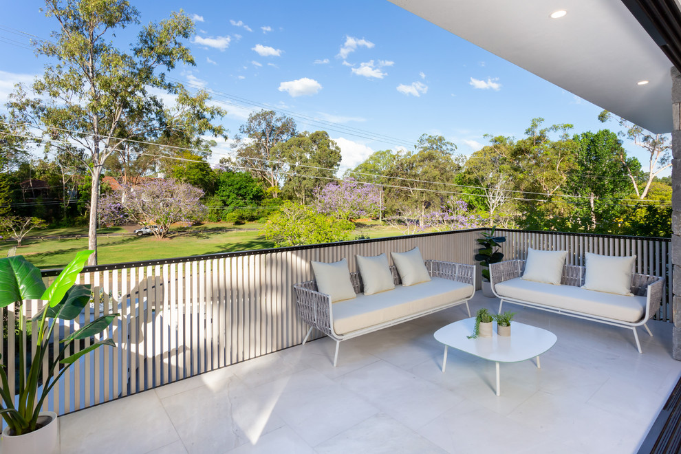 Large contemporary deck in Brisbane.