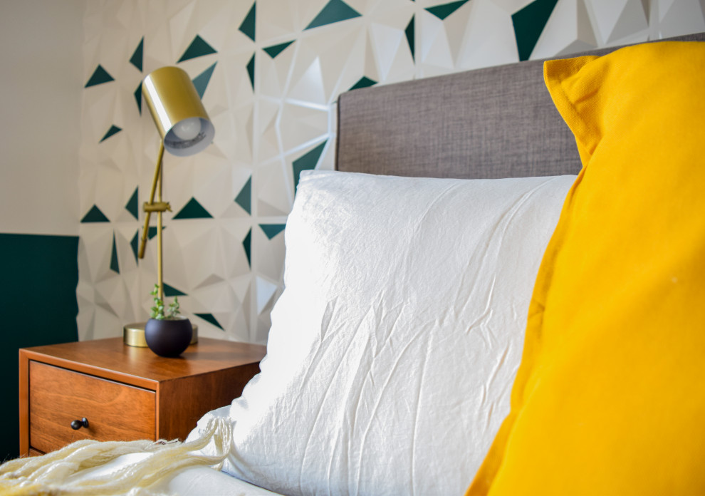 Идея дизайна: хозяйская спальня среднего размера в стиле ретро с зелеными стенами, полом из винила, коричневым полом и обоями на стенах без камина