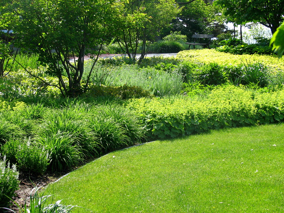 Design ideas for a traditional backyard garden in Milwaukee.