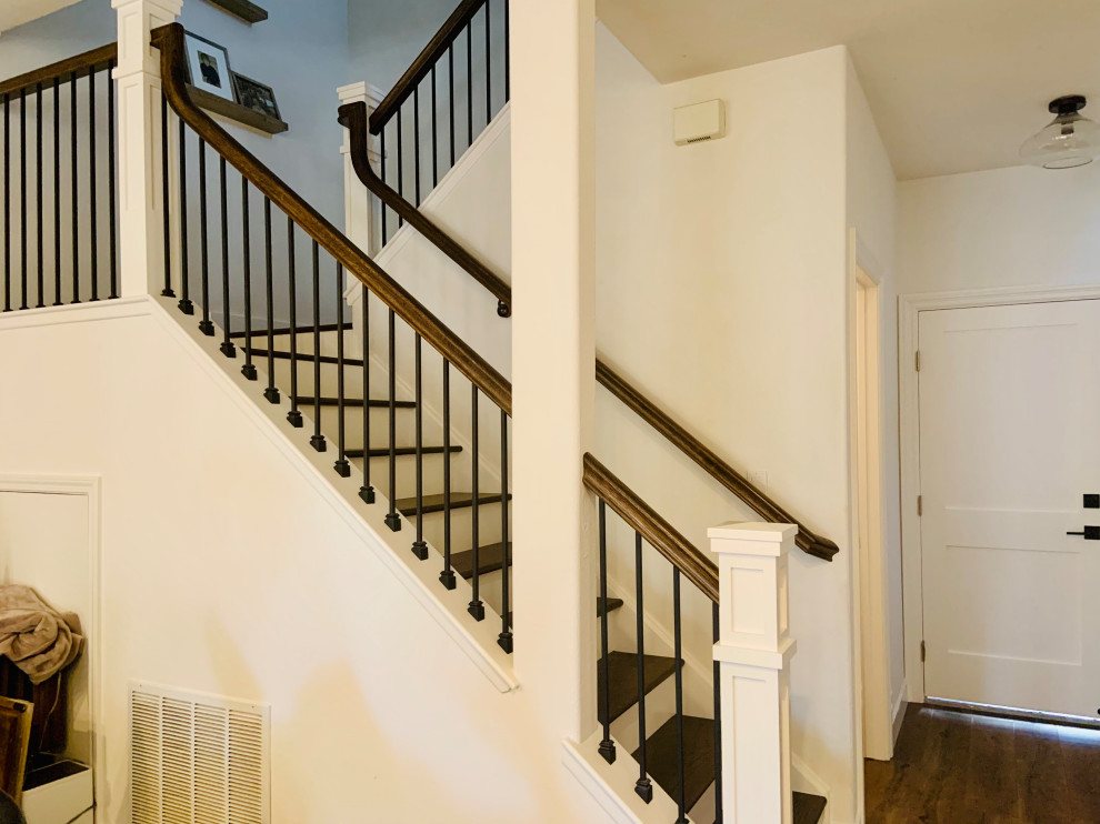 Стильный дизайн: лестница среднего размера в стиле кантри - последний тренд