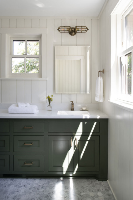 Bell Point Cabin scandinavian-bathroom