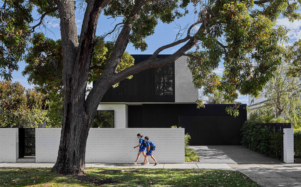 Diseño de fachada de casa negra minimalista de tamaño medio de dos plantas con revestimiento de madera y tejado de metal