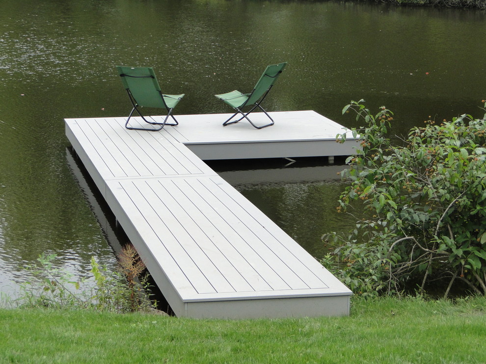Design ideas for a beach style deck in Grand Rapids with no cover.