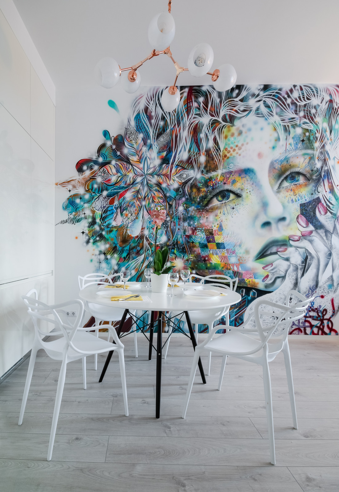 Квартира для молодой студентки. Столовая в кухне-гостиной.