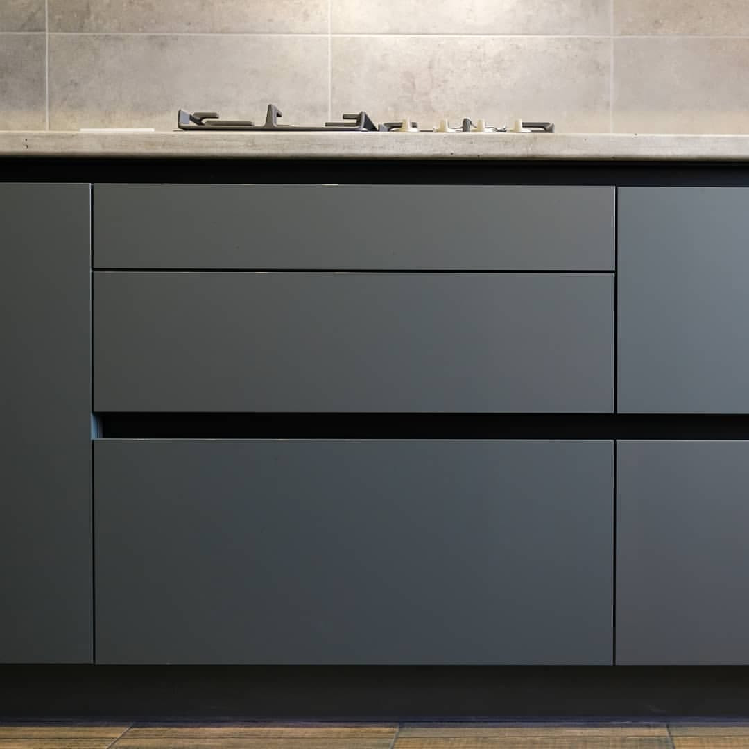 Встроенная прямая кухня в стиле минимализм с матовыми и древесными фасадами