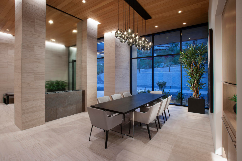 Идея дизайна: огромная кухня-столовая в современном стиле с полом из известняка и деревянным потолком